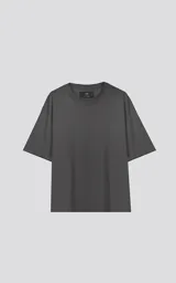 Remera de corte holgado y diseño relaxed, con hombros caídos y largo a la altura de la cadera. Confeccionada en algodón premium, presenta un estilo minimalista y versátil.