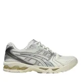 Championes Asics Gel-Kayano 14, color blanco con detalles plateados y suela con tecnología de amortiguación visible.