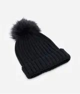 Gorro de punto acanalado en color beige con bajo plegado y pompón superior de pelo sintético.