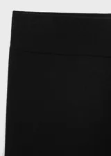 Pantalón de punto fino negro, de tiro medio y diseño recto con cintura elástica sin cierre.