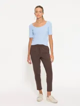 Babucha negra confeccionada en bisou, con cintura elastizada y jareta con lazo de cinta valenciana a tono. Cuenta con bolsillos laterales en el delantero y un calce cómodo.