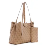 Cartera tipo shopper grande de Guess, modelo Eco Brenton, en color beige con estampado monograma de la marca. Cuenta con doble asa de hombro, detalles metálicos dorados y viene acompañada de una pequeña billetera o estuche colgante a juego.