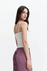 Top blanco de encaje con escote recto y breteles finos.