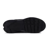 Zapatillas urbanas negras con suela gruesa y detalles plateados.
