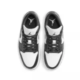Championes Nike Air Jordan 1 Low, color blanco y negro, con diseño de caña baja y suela de goma.