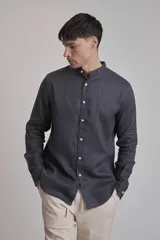 Camisa de lino color marrón, con cuello mao, manga larga y botones blancos.