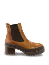 Botas Chelsea color marrón de cuero con elástico lateral, suela track y tacón bloque.