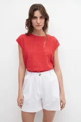 Short blanco de lino con pinzas, tiro alto y bolsillos laterales.