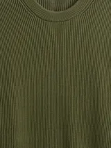 Sweater de punto acanalado en color verde oliva, con cuello redondo y mangas largas. Presenta un diseño de corte holgado y textura acanalada vertical.