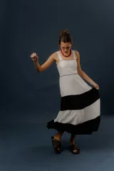 Vestido largo de diseño tricolor con bloques horizontales en blanco y azul marino, tirantes anchos y falda amplia en capas.