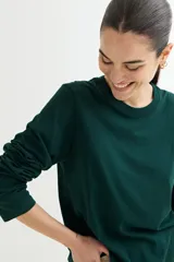 Remera negra de algodón, de corte recto y manga larga.