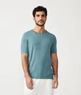 Remera celeste de viscosa con cuello redondo y manga corta.