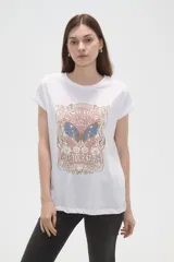 Remera de algodón blanca con estampado frontal de mariposa y texto decorativo en tonos pasteles, de manga corta con dobladillo y calce holgado.