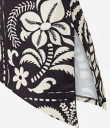 Blusa strapless con estampado floral y geométrico en blanco y negro.