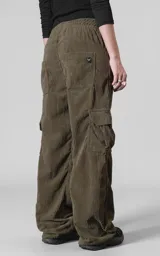 Pantalón cargo de corderoy color verde militar, de calce regular, con seis bolsillos y cintura elástica.
