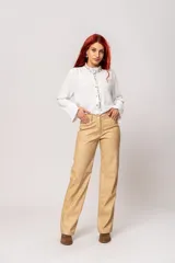 Pantalón de tiro alto color beige con estampado difuminado, bolsillos laterales y cierre frontal con cremallera y botón.