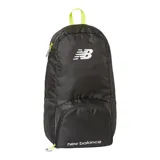 Mochila negra de poliéster con logo de New Balance estampado en blanco, asa de mano amarilla y bolsillo frontal con cierre.