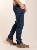 Pantalón de jean negro de corte recto.