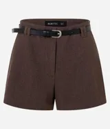 Short de sastrería marrón con corte estructurado, pinzas delanteras y diseño mini, de la marca Blue Steel. Incluye un cinturón negro delgado con hebilla metálica.