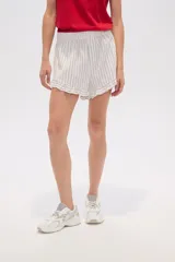 Short blanco con rayas verticales finas en color negro, cintura elastizada y volados en el ruedo.