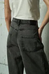 Jean de corte wide leg en color gris lavado, con diseño de tiro alto y cinco bolsillos.