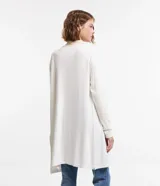 Cardigan alargado de punto liviano color gris, con mangas largas y abertura total.