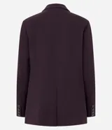 Blazer de sastrería en color negro, de corte alargado y estructura recta. Presenta solapas clásicas, cierre frontal con dos botones, hombros estructurados y mangas largas con detalle de botones en los puños. Incluye bolsillos decorativos y forro interno.