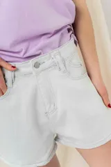 Short de jean celeste de tiro medio, calce cómodo, denim suave y liviano, con bolsillos delanteros y traseros, terminación prolija en ruedo y cierre frontal con botón y cremallera.