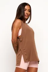Musculosa de corte holgado y diseño minimalista, confeccionada en una mezcla de viscosa, lino y elastano. Presenta sisas amplias y aberturas laterales en el ruedo, ofreciendo una caída natural y ligera.