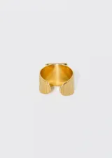 Anillo dorado ajustable de acero quirúrgico hipoalergénico con piedra sintética cuadrada color gris veteado.