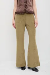 Pantalón de vestir de terciopelo con corte ligeramente acampanado, confeccionado en una mezcla de poliéster y elastano con textura suave.