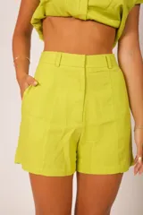Short de vestir color rosado, de tiro alto, con bolsillos laterales y presillas para cinturón.