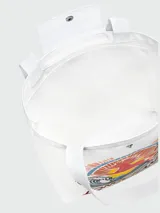 Bolso tote mediano de lona color blanco con diseño estampado frontal que incluye un caballo, olas, un sol y palmeras, junto al logo de la marca. Presenta detalles en cuero blanco en la solapa superior y asas largas para llevar al hombro.