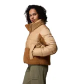Campera puffer combinada en tonos beige y marrón, confeccionada con tecnología Omni-Shield repelente al agua y aislamiento sintético Thermarator. Presenta paneles de tejido sherpa en el cuello, frente y laterales, cierre frontal completo, bolsillos laterales con cremallera y puños elásticos.