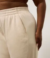 Pantalón jogger deportivo color bordó, con cintura elástica, bolsillos laterales y puños ajustados. Presenta recortes canelados en los laterales que aportan textura y diseño al modelo.