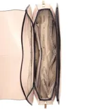 Cartera tipo saddle bag de Guess en color rosa, con estructura firme, solapa frontal con cierre de hebilla decorativa y logo metálico G. Incluye una correa de hombro con cadena metálica y detalles en cuero sintético.