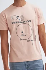 Remera de manga corta color rosado con estampado gráfico frontal en color negro que incluye las frases 'Destination', 'Day Dream', 'Future Slopes' y 'Digital'.