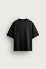 Sudadera relaxed fit confeccionada en tejido interlock de algodón con elasticidad, cuello redondo y manga corta, en color negro.