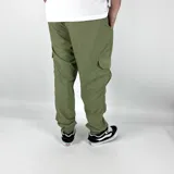 Pantalón cargo verde de nylon con puños elásticos y bolsillos laterales con solapa.