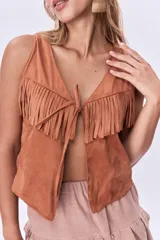 Chaleco color ladrillo con flecos en el pecho y lazo de ajuste en el centro.