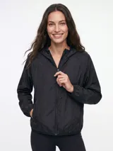 Campera negra de tejido liviano con capucha, cierre frontal completo y bolsillos laterales, ideal para actividades deportivas.