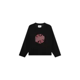 Remera de manga larga negra con cuello redondo y diseño gráfico estampado en el pecho en tono rojo desgastado.