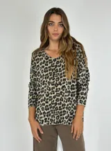 Sweater de punto con estampado animal print en tonos beige y marrón, con cuello redondo y mangas largas.