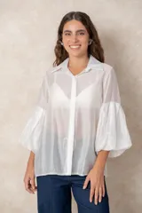 Camisa de organza blanca con cuello clásico, cierre frontal de botones y mangas tres cuartos abullonadas tipo globo con puños definidos.