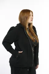 Campera deportiva oversize con capucha, cierre metálico frontal y bolsillos laterales. Presenta mangas raglán con volumen pronunciado y puños largos acanalados. Confeccionada en felpa de algodón, con cordones regulables a tono y terminaciones metálicas.