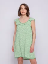 Vestido corto de viscosa con estampado a rayas verticales en tonos celeste, azul y blanco. Sin mangas, con volados en los hombros y escote cuadrado con ribete azul marino.