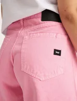 Short de jean de tiro alto color rosa, con dobladillo en el ruedo.