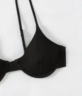Corpiño de bikini negro con copas y breteles regulables.
