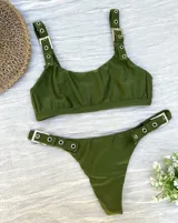 Conjunto de bikini verde militar con corpiño de corte recto y bombacha colaless. Ambos con tiras ajustables con hebillas metálicas.