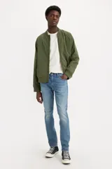 Pantalón jean de corte slim, color azul medio, con tiro medio y confeccionado en tejido non-stretch.